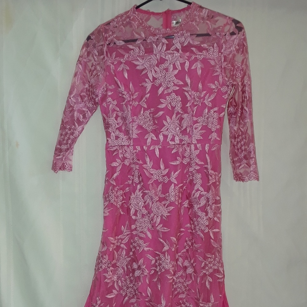 Beautiful lace fully lined quarter sleeve dress